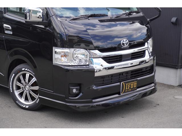 ハイエースワゴン ＧＬ　登録済未使用車３列目対面ラウンジベッド家具オプションベッドフローリングテーブルカスタムコンプリートＩＦ－ＷＢ８フルフラット対面ラウンジアルパインＢＩＧＸ１１ナビ後席１２．８モニターセンターコンソール（4枚目）