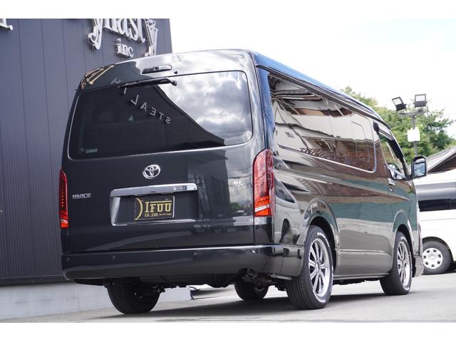 ハイエースワゴン ＧＬ　登録済未使用車３列目対面ラウンジベッド家具オプションベッドフローリングテーブルカスタムコンプリートＩＦ－ＷＢ８フルフラット対面ラウンジアルパインＢＩＧＸ１１ナビ後席１２．８モニターセンターコンソール（12枚目）