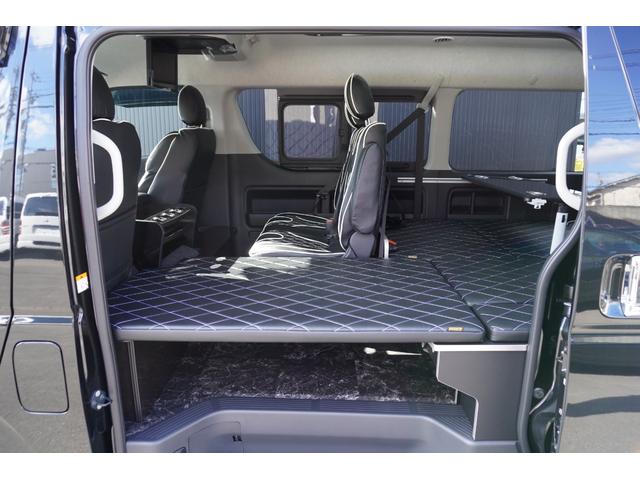 ハイエースワゴン ＧＬ　登録済未使用車３列目対面ラウンジベッド家具オプションベッドフローリングテーブルカスタムコンプリートＩＦ－ＷＢ８フルフラット対面ラウンジアルパインＢＩＧＸ１１ナビ後席１２．８モニターセンターコンソール（23枚目）