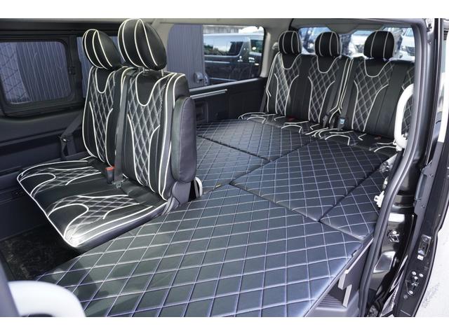 ハイエースワゴン ＧＬ　登録済未使用車３列目対面ラウンジベッド家具オプションベッドフローリングテーブルカスタムコンプリートＩＦ－ＷＢ８フルフラット対面ラウンジアルパインＢＩＧＸ１１ナビ後席１２．８モニターセンターコンソール（26枚目）