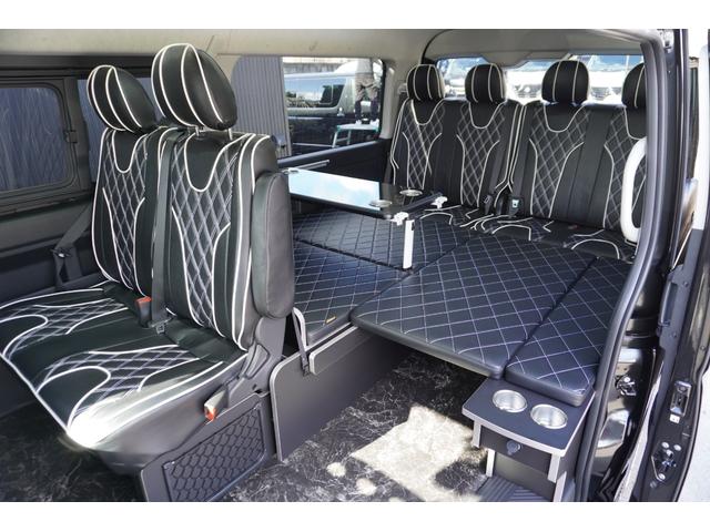 ハイエースワゴン ＧＬ　登録済未使用車３列目対面ラウンジベッド家具オプションベッドフローリングテーブルカスタムコンプリートＩＦ－ＷＢ８フルフラット対面ラウンジアルパインＢＩＧＸ１１ナビ後席１２．８モニターセンターコンソール（28枚目）