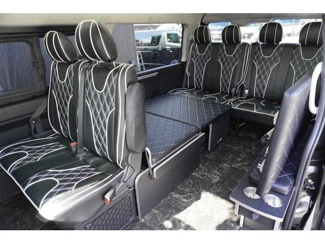 ハイエースワゴン ＧＬ　登録済未使用車３列目対面ラウンジベッド家具オプションベッドフローリングテーブルカスタムコンプリートＩＦ－ＷＢ８フルフラット対面ラウンジアルパインＢＩＧＸ１１ナビ後席１２．８モニターセンターコンソール（29枚目）