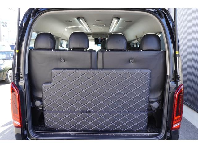 ハイエースワゴン ＧＬ　登録済未使用車３列目対面ラウンジベッド家具オプションベッドフローリングテーブルカスタムコンプリートＩＦ－ＷＢ８フルフラット対面ラウンジアルパインＢＩＧＸ１１ナビ後席１２．８モニターセンターコンソール（33枚目）