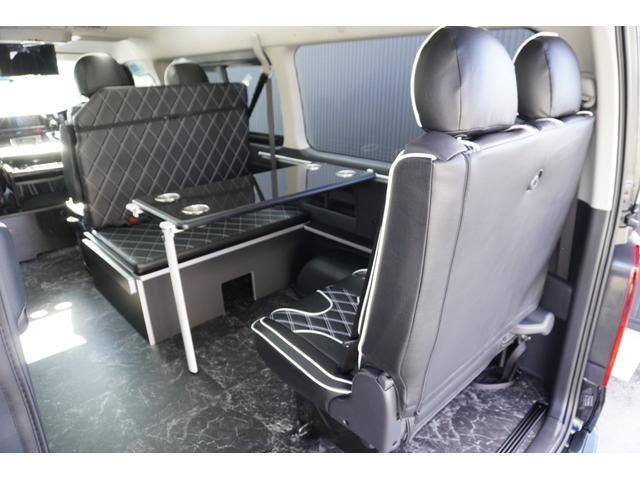 ハイエースワゴン ＧＬ　登録済未使用車３列目対面ラウンジベッド家具オプションベッドフローリングテーブルカスタムコンプリートＩＦ－ＷＢ８フルフラット対面ラウンジアルパインＢＩＧＸ１１ナビ後席１２．８モニターセンターコンソール（35枚目）