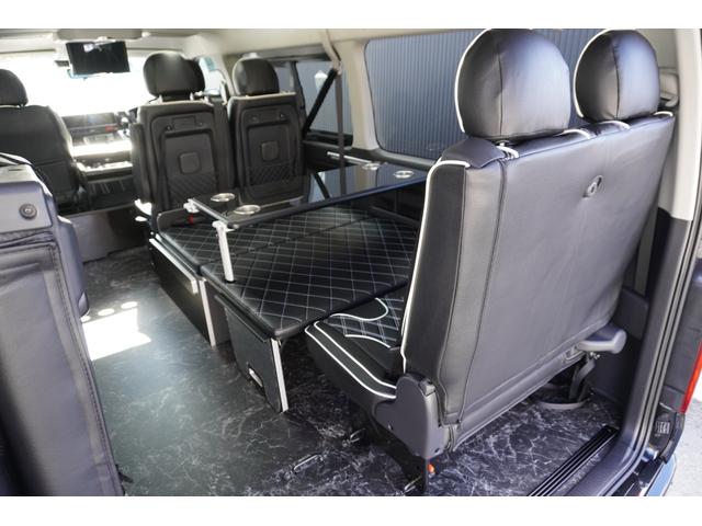 ハイエースワゴン ＧＬ　登録済未使用車３列目対面ラウンジベッド家具オプションベッドフローリングテーブルカスタムコンプリートＩＦ－ＷＢ８フルフラット対面ラウンジアルパインＢＩＧＸ１１ナビ後席１２．８モニターセンターコンソール（37枚目）