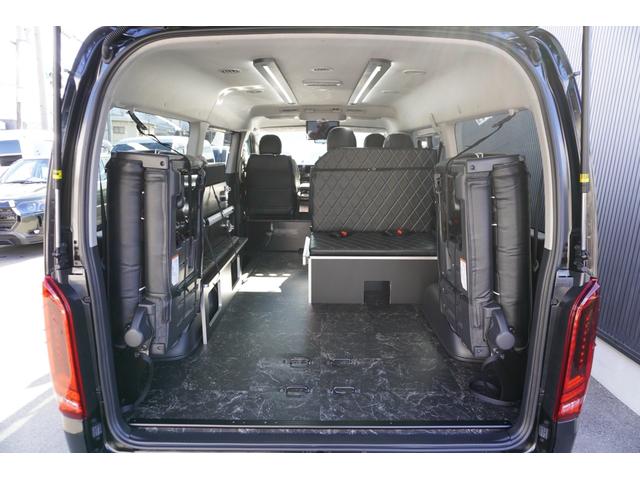 ハイエースワゴン ＧＬ　登録済未使用車３列目対面ラウンジベッド家具オプションベッドフローリングテーブルカスタムコンプリートＩＦ－ＷＢ８フルフラット対面ラウンジアルパインＢＩＧＸ１１ナビ後席１２．８モニターセンターコンソール（39枚目）