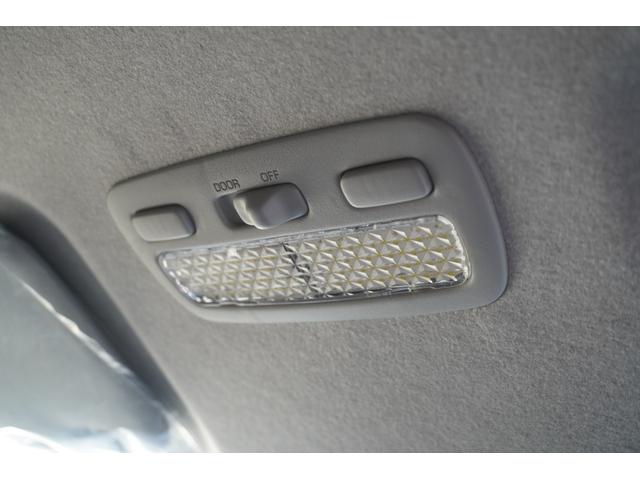 ハイエースワゴン ＧＬ　４ＷＤ登録済未使用車３列目対面ラウンジベッド家具オプションベッドフローリングテーブルＩＦ－ＷＢ８リビングサルーンカスタム天井足下間接照明アルパインＢＩＧＸ１１ナビ後席１２．８モニターセンターコンソール（68枚目）