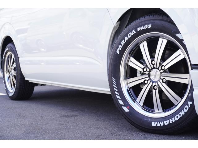 ハイエースワゴン 　登録済未使用車３列目対面ラウンジベッド家具フローリングテーブルＩＦ－ＷＢ８フルフラットベットラウンジ展開カロッツエリアナビ後席モニターミラーリングウッドインテリアバケットシートカバーセンターコンソール（12枚目）