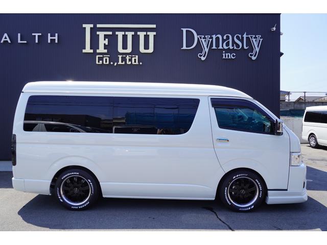 ハイエースワゴン ＧＬ　登録済み未使用車２列目３名Ｉ－ｓｅａｔＲＥＶＯシート対面ラウンジベッド家具ＩＦ－ＷＲ９フローリングテーブル天井間接照明フルフラットベッド対面ラウンジ地ナビ後席モニター天井スピーカーセンターコンソール（12枚目）