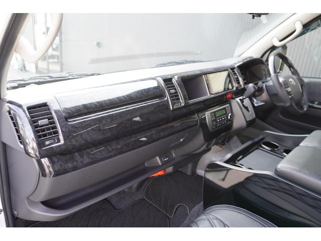 ハイエースワゴン ＧＬ　登録済み未使用車２列目３名Ｉ－ｓｅａｔＲＥＶＯシート対面ラウンジベッド家具ＩＦ－ＷＲ９フローリングテーブル天井間接照明フルフラットベッド対面ラウンジ地ナビ後席モニター天井スピーカーセンターコンソール（56枚目）