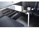 　登録済未使用車３列目対面ラウンジベッド家具フローリングテーブルＩＦ－ＷＢ８フルフラットベットラウンジ展開カロッツエリアナビ後席モニターミラーリングウッドインテリアバケットシートカバーセンターコンソール（24枚目）