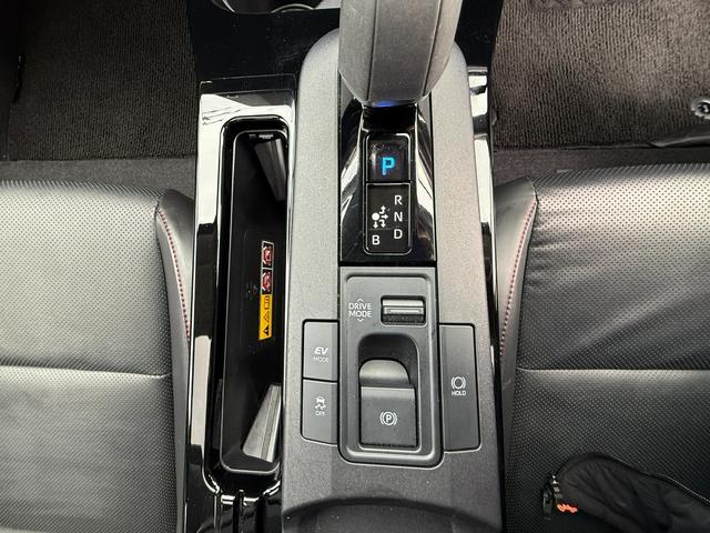 プリウス Ｚ　パノラマルーフ　デジタルインナーミラー／ドラレコ　１２．３インチＤＡ　地デジＴＶ　ＢＳＭ　パノラミックビューモニター　パワーバックドア　ＥＴＣ２．０　禁煙車　合皮シート　シートベンチレーション（39枚目）