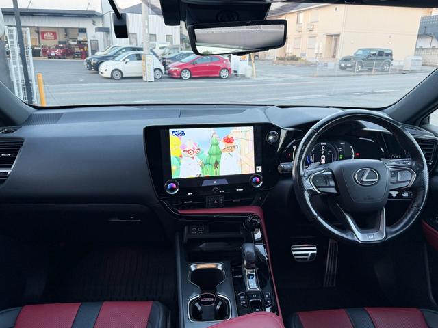 NX NX450h+ Fスポーツ サンルーフ 360ビュー デジタルミラー オレンジブレーキキャリパー 置くだけ充電 純正ドラレコ 禁煙 赤レザー シートヒーター前後 ベンチレーション 14型DA ステアヒーター 3眼フルLED(4枚目)