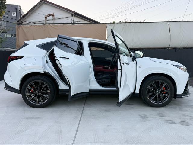 NX NX450h+ Fスポーツ サンルーフ 360ビュー デジタルミラー オレンジブレーキキャリパー 置くだけ充電 純正ドラレコ 禁煙 赤レザー シートヒーター前後 ベンチレーション 14型DA ステアヒーター 3眼フルLED(17枚目)