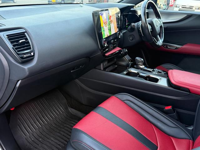 NX NX450h+ Fスポーツ サンルーフ 360ビュー デジタルミラー オレンジブレーキキャリパー 置くだけ充電 純正ドラレコ 禁煙 赤レザー シートヒーター前後 ベンチレーション 14型DA ステアヒーター 3眼フルLED(34枚目)