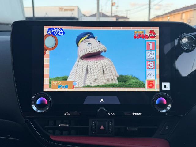 NX NX450h+ Fスポーツ サンルーフ 360ビュー デジタルミラー オレンジブレーキキャリパー 置くだけ充電 純正ドラレコ 禁煙 赤レザー シートヒーター前後 ベンチレーション 14型DA ステアヒーター 3眼フルLED(43枚目)