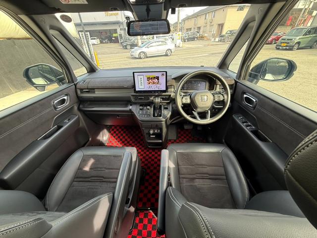 インパネ周りの使い勝手のよさと広い空間の室内♪スタイリッシュなフォルムがかっこよくボタンの操作もしやすいです♪見晴らしも良いので視野が広く運転しやすくなっております♪