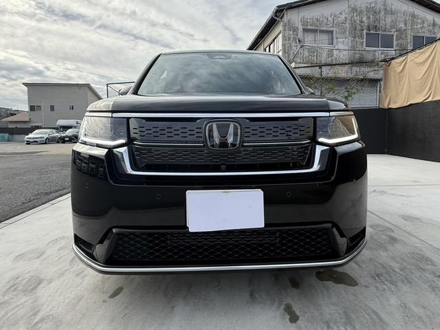 〈オートハイビーム〉ロービームとハイビームをオートで切替えてくれます！明るい場所や対向車のヘッドライトをセンサーが検知し切替えを行ってくれるので、真っ暗な道路や街頭の少ない場所で重宝します★