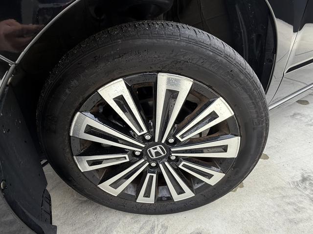 純正装備の代表としてアルミホイールを装着しております。鉄ホイールと比較して　ホイールの硬度が高いため走行や安定性に優れ　更に走行時のホイールのゆがみも少ない為　燃費性能も向上します