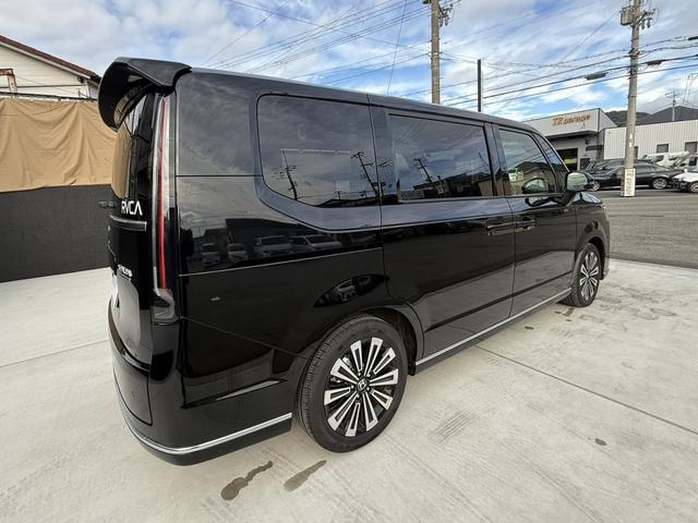 〈ブラインドスポットモニター〉センサーによって車両後方の死角を走る車両を検知しドライバーに警告してくれる機能です。急接近してくる車両の存在も警告してくれるので特に高速道路を走行する際に便利な機能です★