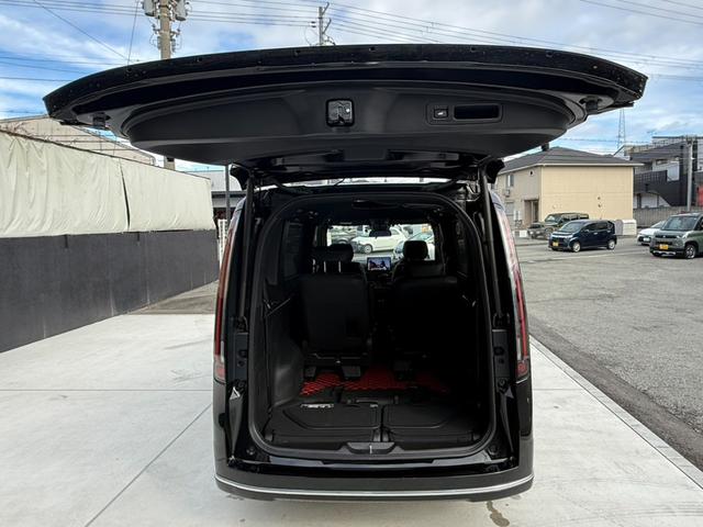 後部座席を倒すとこんなに広くなります！！ゴルフバックや大きな荷物もラクラク積載でき、たくさんのお買い物やお出かけの際にはとても役立ちます♪用途によってシートアレンジができるのでどんな時でも大活躍です★