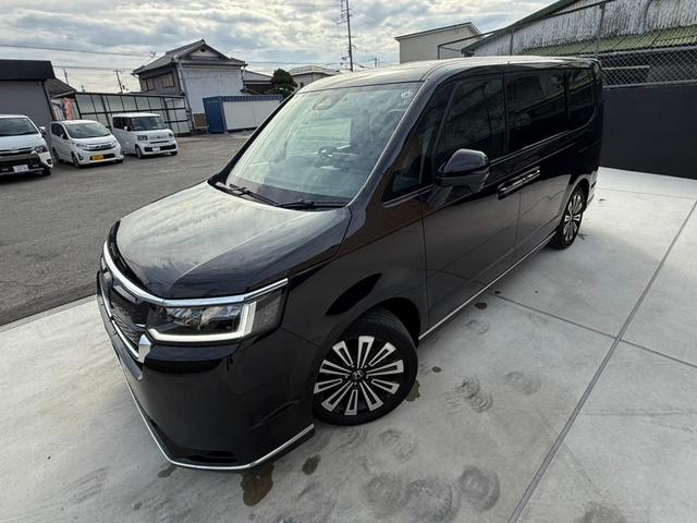 〈オートブレーキホールド〉停止時にブレーキペダルから足を離しても車を停止状態にできる機能です。信号待ちや渋滞中にブレーキペダルを踏み続ける必要が無くなるので、足の疲れを軽減することができます★