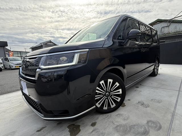 純正装備の代表としてアルミホイールを装着しております。鉄ホイールと比較して　ホイールの硬度が高いため走行や安定性に優れ　更に走行時のホイールのゆがみも少ない為　燃費性能も向上します