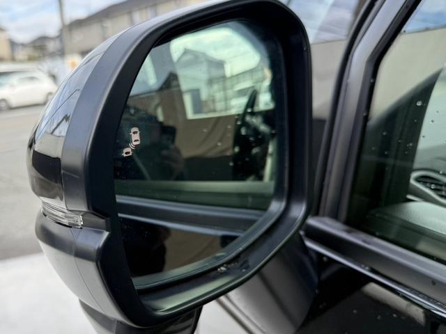 〈ブラインドスポットモニター〉センサーによって車両後方の死角を走る車両を検知しドライバーに警告してくれる機能です。急接近してくる車両の存在も警告してくれるので特に高速道路を走行する際に便利な機能です★