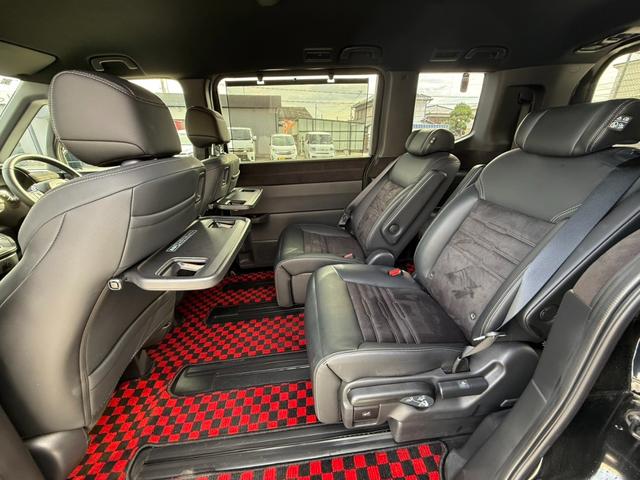 ２列目シート　前席もゆったりしてますが、２列目もこんなに広々してますので、後ろにお乗り頂いた方も　足を伸ばせて　快適な空間でドライブを楽しんで頂けます