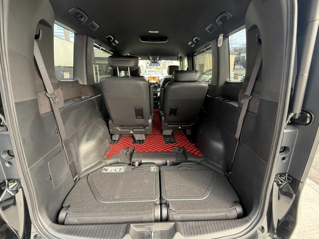 後部座席を倒すとこんなに広くなります！！ゴルフバックや大きな荷物もラクラク積載でき、たくさんのお買い物やお出かけの際にはとても役立ちます♪用途によってシートアレンジができるのでどんな時でも大活躍です★