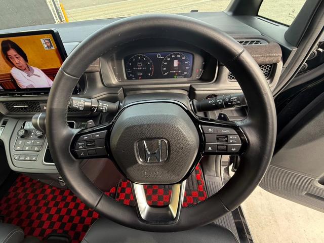 革巻きステアリング＆オーディオスイッチ付きですので運転中でも安心して操作ができ、快適なドライブが楽しめます♪革巻きですので、見た目もかっこいいですし、握りやすいので運転もしやすいです★