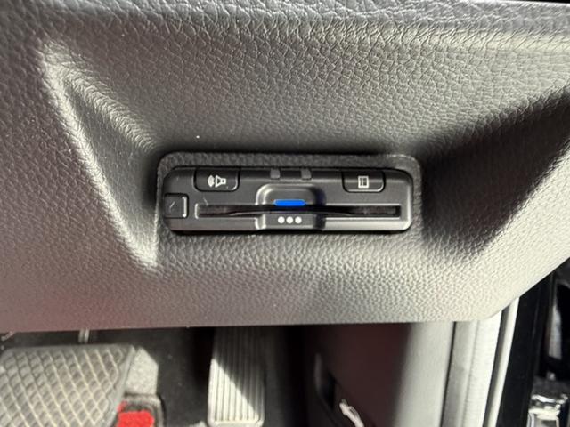 ＥＴＣ装着車ですので　乗って頂いてから　すぐに高速道路の割引が適用されますよ　ＥＴＣがある車だと　遠方へのお出かけの際　大活躍してくれますよ！！　ＥＴＣの有無で大きく高速代も変わりますよ