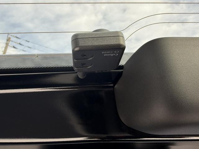 こちらのお車にはドライブレコーダーが装備しております！事故や当て逃げなどされたときに再度確認ができ証拠となるのが嬉しいですね♪使い方によっては旅の道中の景色も後で見ることもできます♪