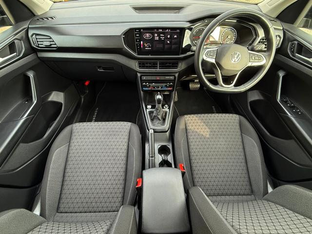 Ｔ－クロス ＴＳＩ　アクティブ　Ｄｉｓｃｏｖｅｒ　Ｐｒｏパッケージ　Ｂカメラ　ＥＴＣ２．０　ドラレコ　オールインセーフティ　１６ＡＷ　ルーフレール　ＬＥＤランプオートライト　革巻きハンドル　パドルシフト　左右独立ＡＡＣ　スマートキー（26枚目）