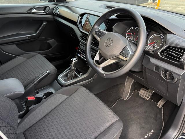 Ｔ－クロス ＴＳＩ　アクティブ　Ｄｉｓｃｏｖｅｒ　Ｐｒｏパッケージ　Ｂカメラ　ＥＴＣ２．０　ドラレコ　オールインセーフティ　１６ＡＷ　ルーフレール　ＬＥＤランプオートライト　革巻きハンドル　パドルシフト　左右独立ＡＡＣ　スマートキー（27枚目）