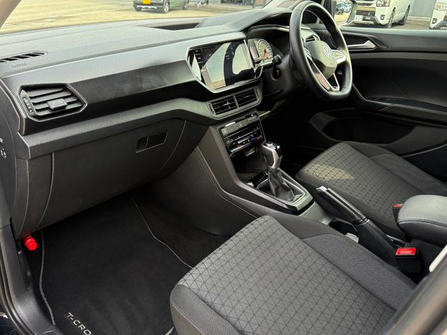 Ｔ－クロス ＴＳＩ　アクティブ　Ｄｉｓｃｏｖｅｒ　Ｐｒｏパッケージ　Ｂカメラ　ＥＴＣ２．０　ドラレコ　オールインセーフティ　１６ＡＷ　ルーフレール　ＬＥＤランプオートライト　革巻きハンドル　パドルシフト　左右独立ＡＡＣ　スマートキー（29枚目）