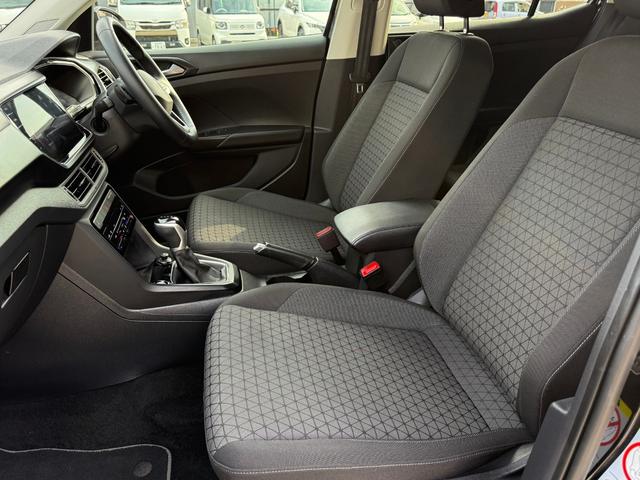 Ｔ－クロス ＴＳＩ　アクティブ　Ｄｉｓｃｏｖｅｒ　Ｐｒｏパッケージ　Ｂカメラ　ＥＴＣ２．０　ドラレコ　オールインセーフティ　１６ＡＷ　ルーフレール　ＬＥＤランプオートライト　革巻きハンドル　パドルシフト　左右独立ＡＡＣ　スマートキー（30枚目）