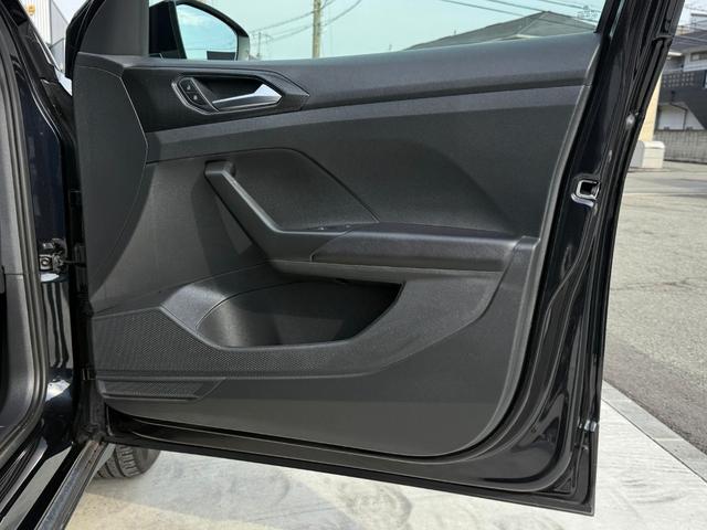 Ｔ－クロス ＴＳＩ　アクティブ　Ｄｉｓｃｏｖｅｒ　Ｐｒｏパッケージ　Ｂカメラ　ＥＴＣ２．０　ドラレコ　オールインセーフティ　１６ＡＷ　ルーフレール　ＬＥＤランプオートライト　革巻きハンドル　パドルシフト　左右独立ＡＡＣ　スマートキー（43枚目）