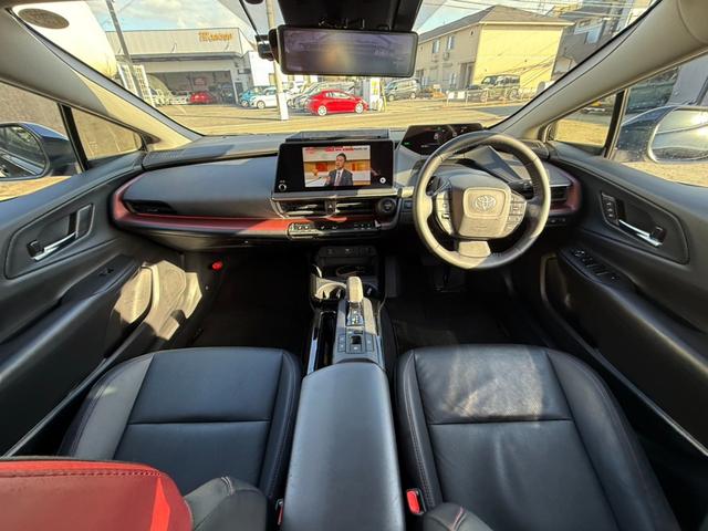 プリウス Ｚ　１２．３型ＤＡナビＴＶ　３６０ビュー　パワートランク　ＢＳＭ　ＥＴＣ２．０　合皮シート　ベンチレーション　ステアヒーター　ワイヤレス充電器　ミラー型ドラレコ　トヨタチームメイト　１９ＡＷ　パワーシート（3枚目）