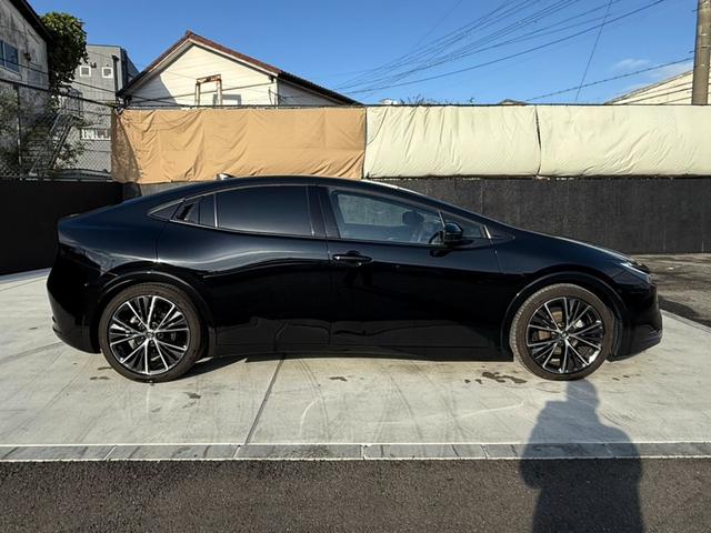 プリウス Ｚ　１２．３型ＤＡナビＴＶ　３６０ビュー　パワートランク　ＢＳＭ　ＥＴＣ２．０　合皮シート　ベンチレーション　ステアヒーター　ワイヤレス充電器　ミラー型ドラレコ　トヨタチームメイト　１９ＡＷ　パワーシート（11枚目）