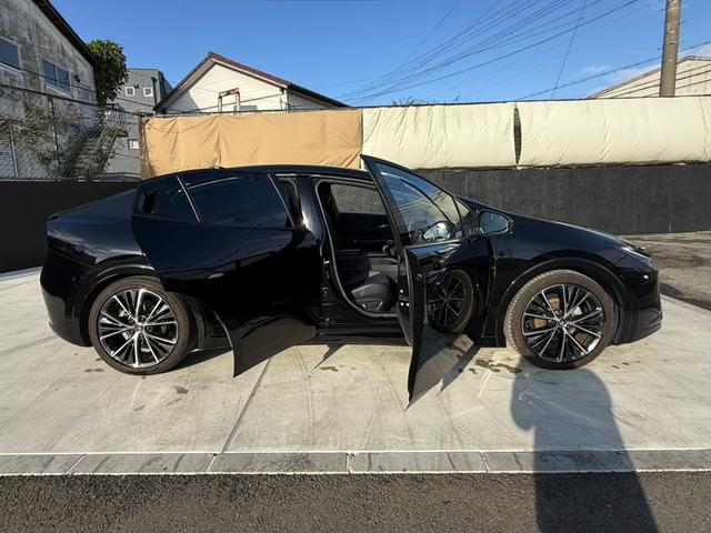 プリウス Ｚ　１２．３型ＤＡナビＴＶ　３６０ビュー　パワートランク　ＢＳＭ　ＥＴＣ２．０　合皮シート　ベンチレーション　ステアヒーター　ワイヤレス充電器　ミラー型ドラレコ　トヨタチームメイト　１９ＡＷ　パワーシート（12枚目）