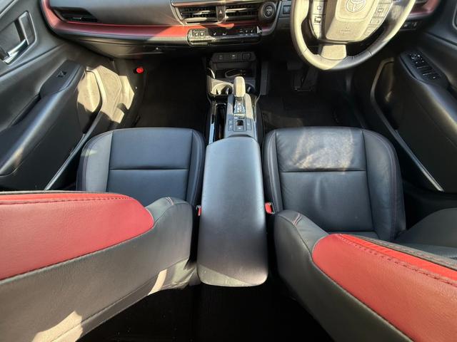 プリウス Ｚ　１２．３型ＤＡナビＴＶ　３６０ビュー　パワートランク　ＢＳＭ　ＥＴＣ２．０　合皮シート　ベンチレーション　ステアヒーター　ワイヤレス充電器　ミラー型ドラレコ　トヨタチームメイト　１９ＡＷ　パワーシート（30枚目）