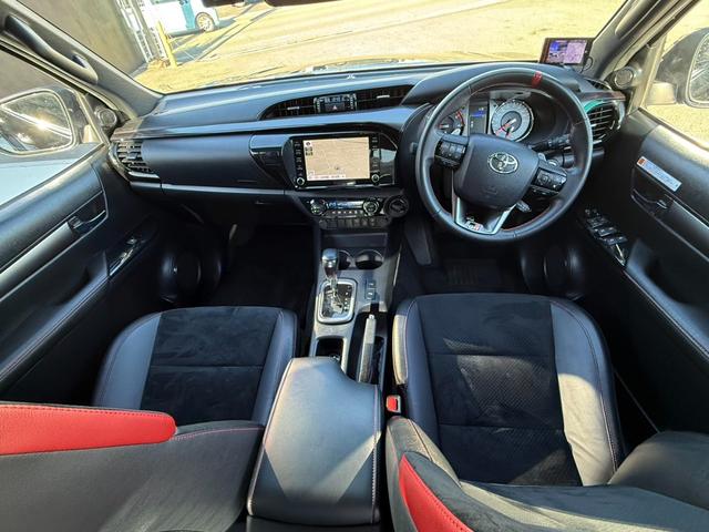 ハイラックス Ｚ　ＧＲスポーツ　９型ＤＡナビ　３６０ビュー　ユーティリティパッケージＡ　Ｔｚ前後ドラレコ　ＥＴＣ　トノカバー　ハーフレザースポーツシート　パワーシート　ＡＣＣ　アルミペダル　１８ＡＷ　ブレーキキャリパー　ソナー　禁煙（3枚目）