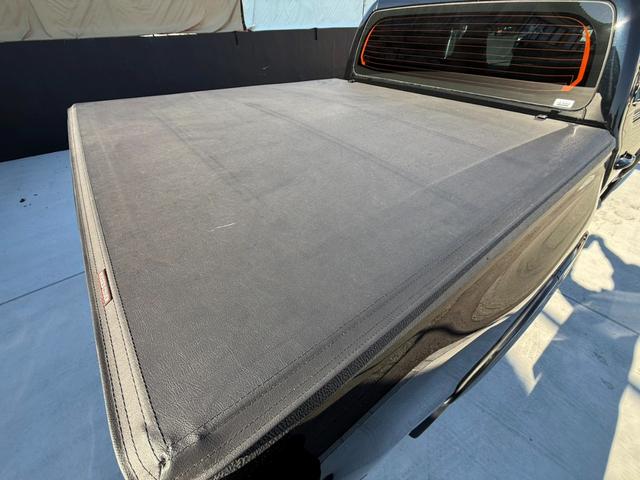 ハイラックス Ｚ　ＧＲスポーツ　９型ＤＡナビ　３６０ビュー　ユーティリティパッケージＡ　Ｔｚ前後ドラレコ　ＥＴＣ　トノカバー　ハーフレザースポーツシート　パワーシート　ＡＣＣ　アルミペダル　１８ＡＷ　ブレーキキャリパー　ソナー　禁煙（17枚目）