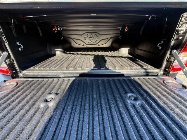 ハイラックス Ｚ　ＧＲスポーツ　９型ＤＡナビ　３６０ビュー　ユーティリティパッケージＡ　Ｔｚ前後ドラレコ　ＥＴＣ　トノカバー　ハーフレザースポーツシート　パワーシート　ＡＣＣ　アルミペダル　１８ＡＷ　ブレーキキャリパー　ソナー　禁煙（43枚目）