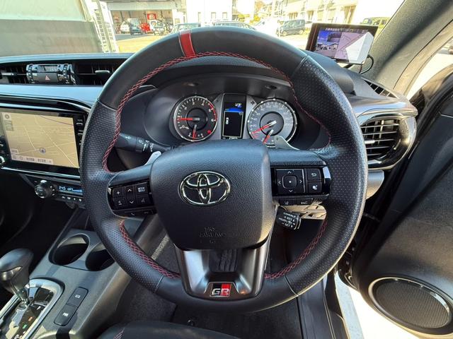 ハイラックス Ｚ　ＧＲスポーツ　９型ＤＡナビ　３６０ビュー　ユーティリティパッケージＡ　Ｔｚ前後ドラレコ　ＥＴＣ　トノカバー　ハーフレザースポーツシート　パワーシート　ＡＣＣ　アルミペダル　１８ＡＷ　ブレーキキャリパー　ソナー　禁煙（44枚目）