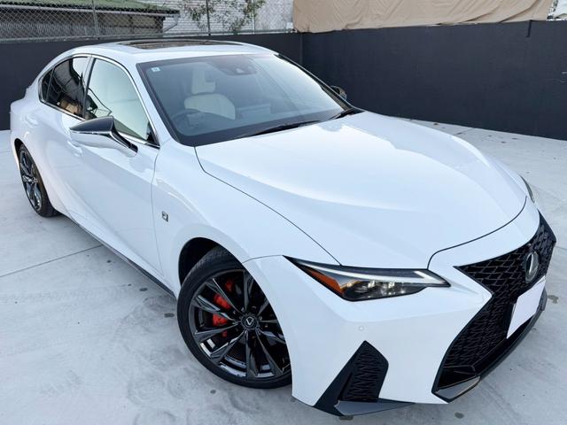 ＩＳ ＩＳ３００ｈ　Ｆスポーツ　ムーンルーフ　革スポーツシートセット　３眼フルＬＥＤヘッドランプ　パノラマビューモニター　オレンジキャリパー　ワンオーナー　禁煙車　ミラー型ドラレコ　ＥＴＣ２．０　ベンチレーション（4枚目）