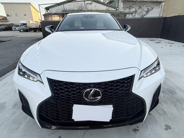 ＩＳ ＩＳ３００ｈ　Ｆスポーツ　ムーンルーフ　革スポーツシートセット　３眼フルＬＥＤヘッドランプ　パノラマビューモニター　オレンジキャリパー　ワンオーナー　禁煙車　ミラー型ドラレコ　ＥＴＣ２．０　ベンチレーション（5枚目）