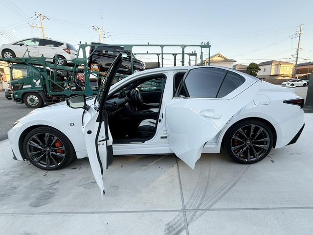 ＩＳ ＩＳ３００ｈ　Ｆスポーツ　ムーンルーフ　革スポーツシートセット　３眼フルＬＥＤヘッドランプ　パノラマビューモニター　オレンジキャリパー　ワンオーナー　禁煙車　ミラー型ドラレコ　ＥＴＣ２．０　ベンチレーション（18枚目）