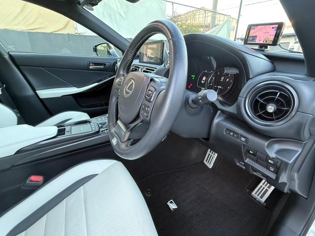 ＩＳ ＩＳ３００ｈ　Ｆスポーツ　ムーンルーフ　革スポーツシートセット　３眼フルＬＥＤヘッドランプ　パノラマビューモニター　オレンジキャリパー　ワンオーナー　禁煙車　ミラー型ドラレコ　ＥＴＣ２．０　ベンチレーション（29枚目）